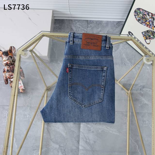 秋冬 新款牛仔裤 款号：Ls7736 尺码：29一42 商务版型：微宽，无论腿粗或腿细，上身效果都显瘦，显腿直。