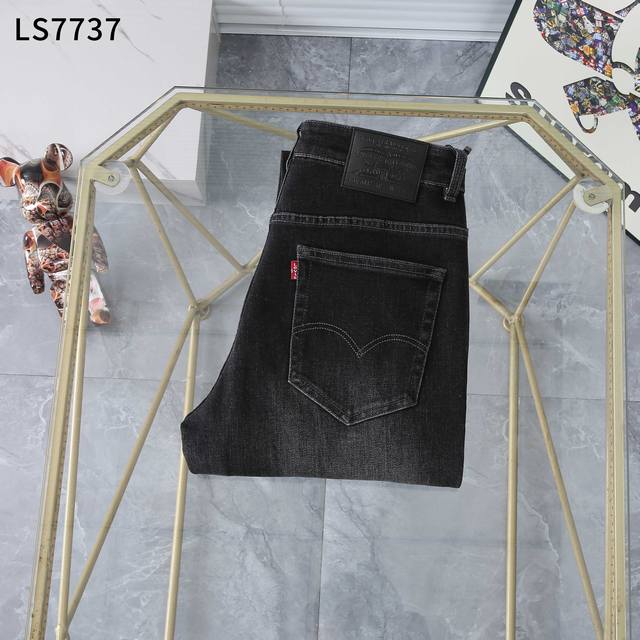 秋冬 新款牛仔裤 款号：Ls7737 尺码：29一42 商务版型：微宽，无论腿粗或腿细，上身效果都显瘦，显腿直。