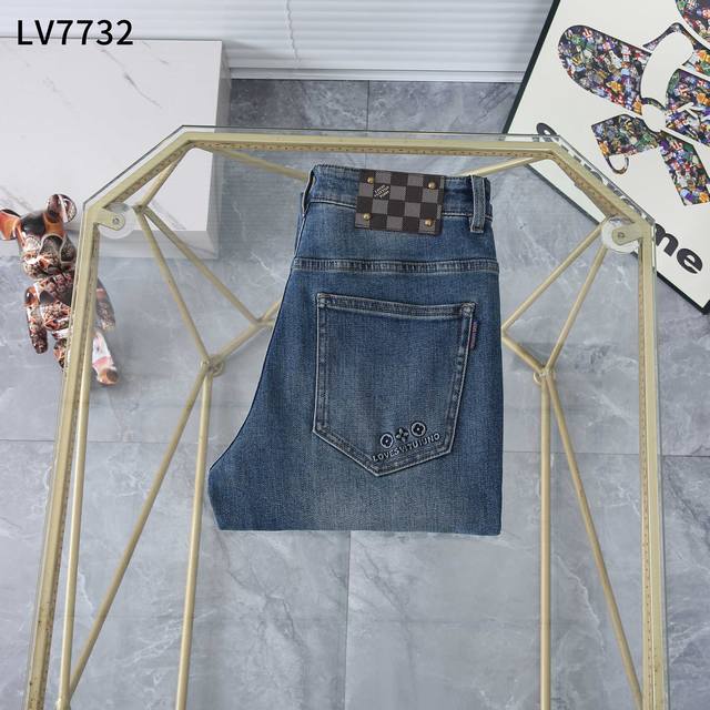 秋冬 新款牛仔裤 款号：Lv7732 尺码：29一42 商务版型：微宽，无论腿粗或腿细，上身效果都显瘦，显腿直。