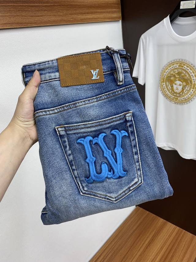 Lv 路易威登 25早春款 男士牛仔裤原厂原布原洗水！进口原版水洗弹力面料，复杂的手工艺叠加，任何一个洗水环节多停留几秒都会变成完全不一样的颜色效果，所以越加珍