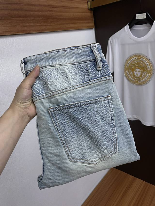 罗意威 25早春款 男士牛仔裤原厂原布原洗水！进口原版水洗弹力面料，复杂的手工艺叠加，任何一个洗水环节多停留几秒都会变成完全不一样的颜色效果，所以越加珍贵，特别