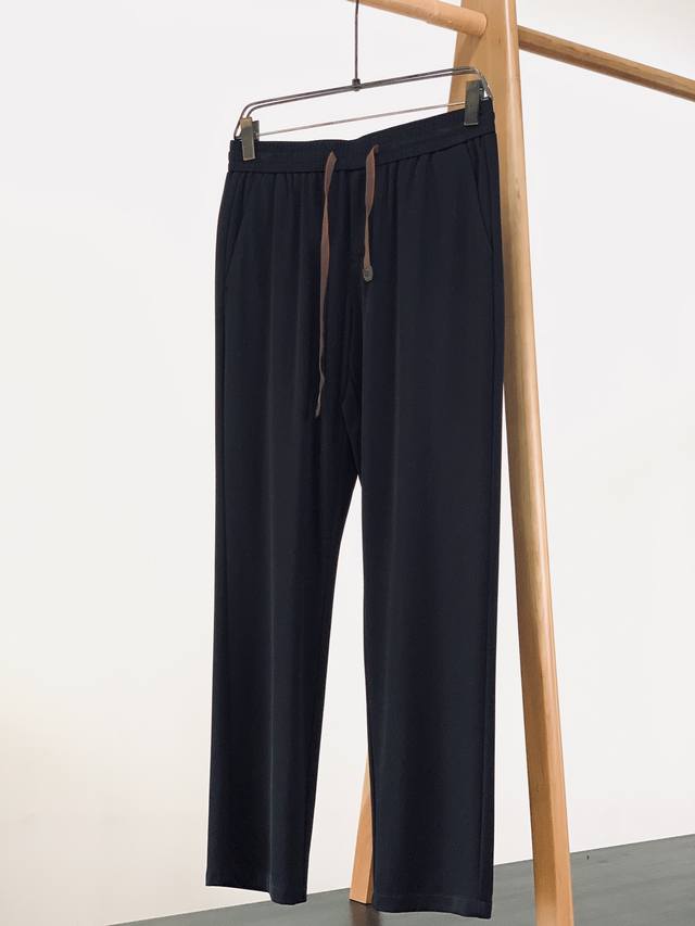 Loropiana L.P2570Ss春夏新品 Lp 商务户外休闲裤，一上身就是好看 .一定是Lp王牌 ..新款针织弹力纤维内里混纺面料。 上身的立体感十足。