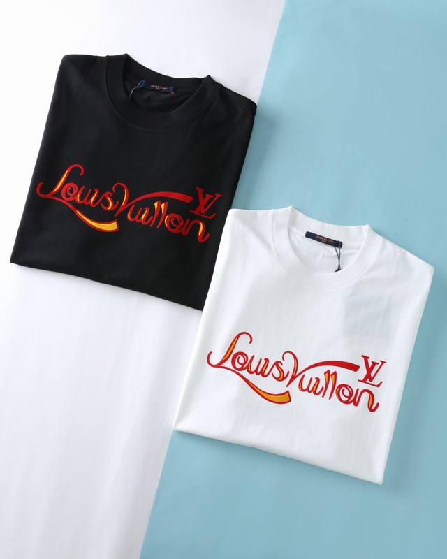 Lou V 路*登 2025Ss夏季新款，男女同款红黄字母植绒标识时尚落肩宽松圆领短袖T恤衫！选用客供进口 G纯棉材质，面料纱线在织物中的交织点多，使织物挺括坚