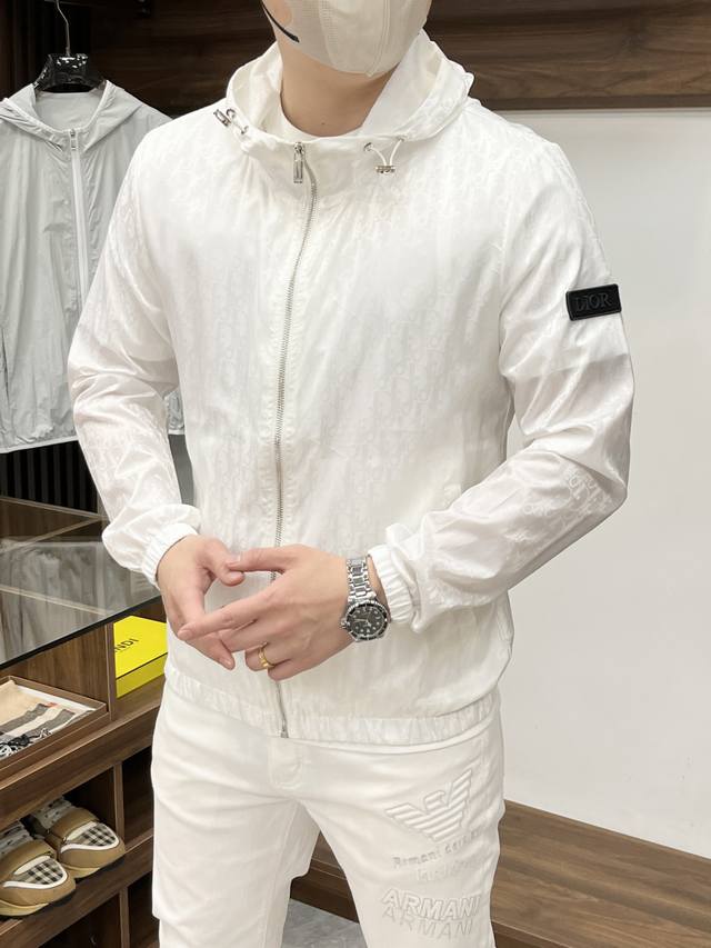 Dior 迪奥 2025春夏新款男士防晒服轻薄外套，独特订制防晒四面弹面料，卓越的弹性与回弹性，四向拉伸，面料在经纬，横向与纵向及对角线方向均具备弹性，适应大幅