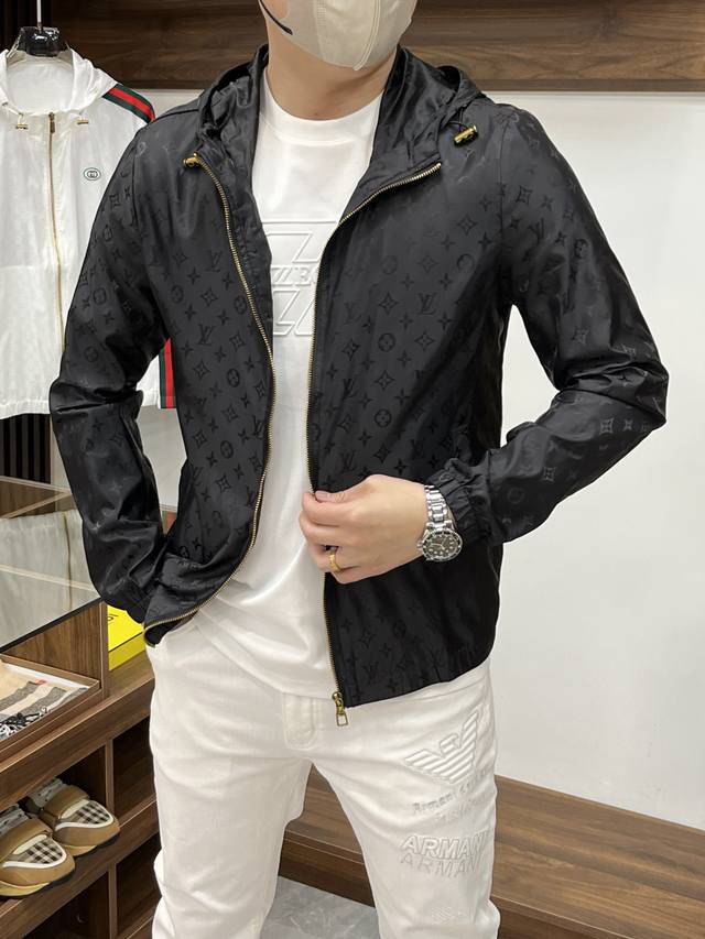 Lv 路易威额 2025春夏新款男士防晒服轻薄外套，独特订制防晒四面弹面料，卓越的弹性与回弹性，四向拉伸，面料在经纬，横向与纵向及对角线方向均具备弹性，适应大幅