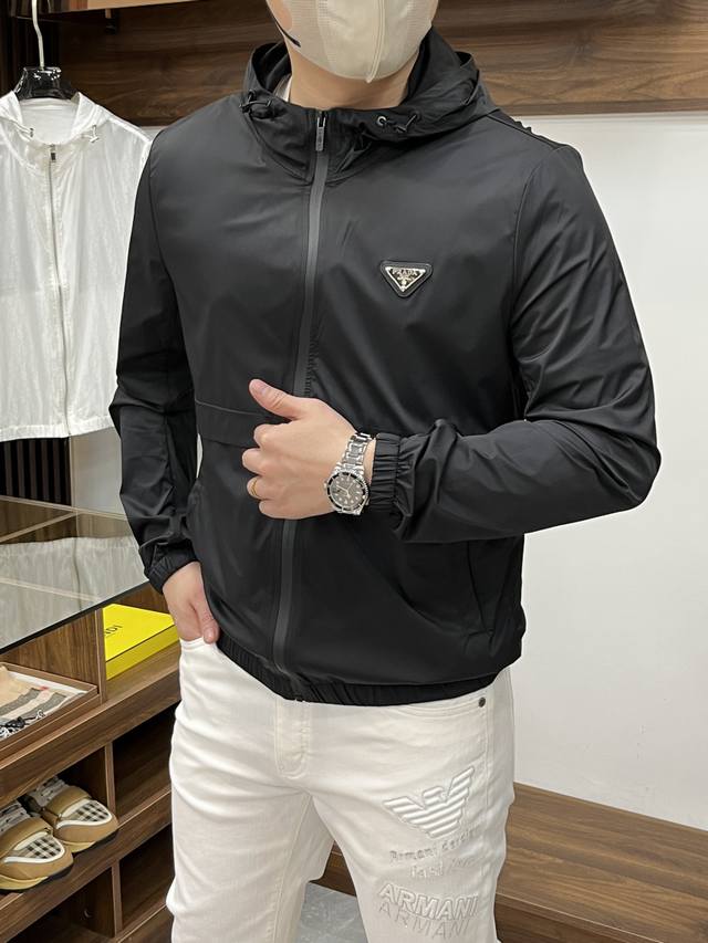 Prada 普拉达 2025春夏新款男士防晒服轻薄外套，独特订制防晒四面弹面料，卓越的弹性与回弹性，四向拉伸，面料在经纬，横向与纵向及对角线方向均具备弹性，适应
