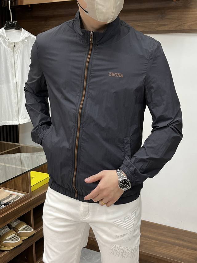Zegna 杰尼亚 2025春夏新款男士防晒服轻薄外套，独特订制防晒四面弹面料，卓越的弹性与回弹性，四向拉伸，面料在经纬，横向与纵向及对角线方向均具备弹性，适应