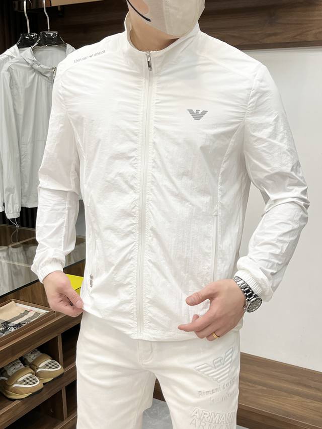 Armani 阿玛尼2025春夏新款男士防晒服轻薄外套，独特订制防晒四面弹面料，卓越的弹性与回弹性，四向拉伸，面料在经纬，横向与纵向及对角线方向均具备弹性，适应