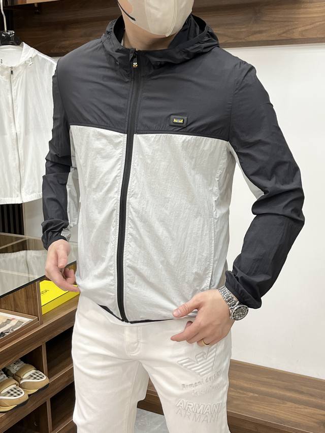 Fendi 芬迪2025春夏新款男士防晒服轻薄外套，独特订制防晒四面弹面料，卓越的弹性与回弹性，四向拉伸，面料在经纬，横向与纵向及对角线方向均具备弹性，适应大幅