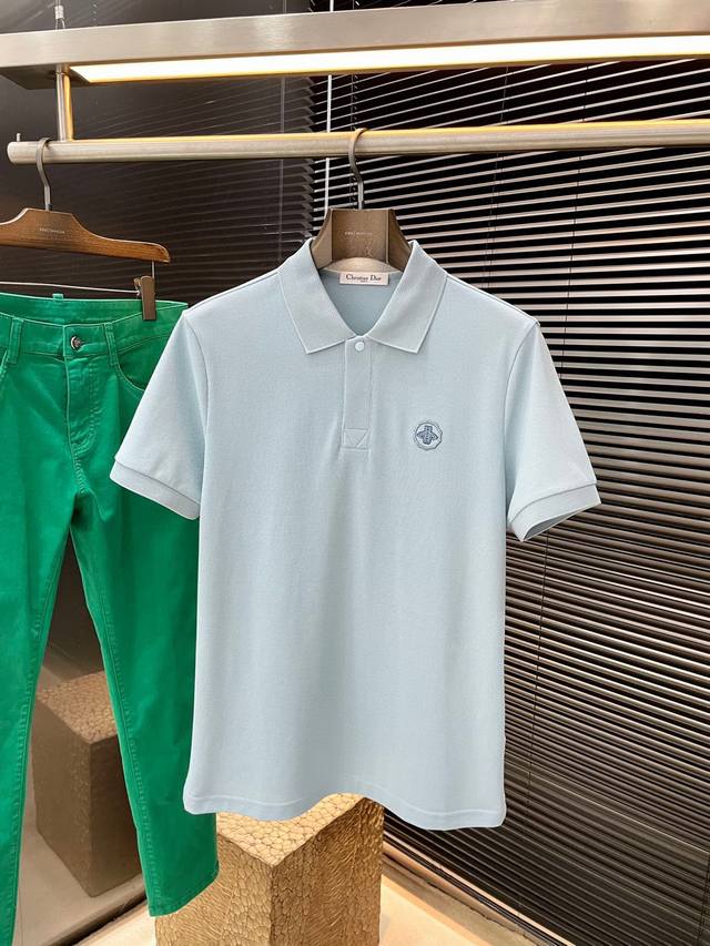 Dior- 迪奥 2025年春夏最新款Polo短袖，采用最新氨纶面料，耐水洗不易掉色，手感柔软、成分柔软舒适 经典设计风格 特殊定制 简单的裁剪方式拼接，体现出