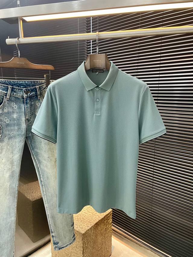 Versace- 范思哲 2025年春夏最新款Polo短袖，采用最新莱赛尔桑蚕丝面料，耐水洗不易掉色，手感柔软、成分柔软舒适 经典设计风格 特殊定制 简单的裁剪