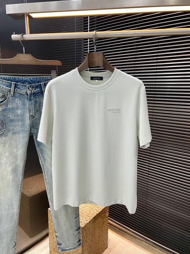 Gucci 古驰 系列 Vip高级定制 2025春夏季新款短袖 百搭款式 任何人都可以轻松驾驭 面料全订制 高定一等品莱赛尔桑蚕丝面料 面料手感柔软，上身舒适柔