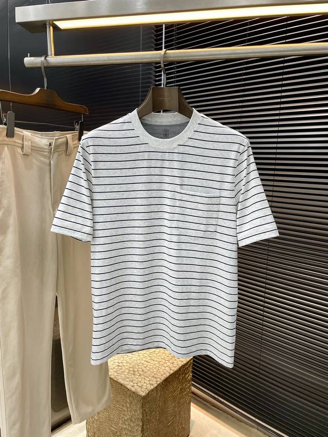 Brunello Cucinelli 系列 Vip高级定制 2025春夏季新款条纹T恤衫，这款面料选用当季色调的条纹图案，在棉质的轻盈细腻感与丝质纤维的光泽感之