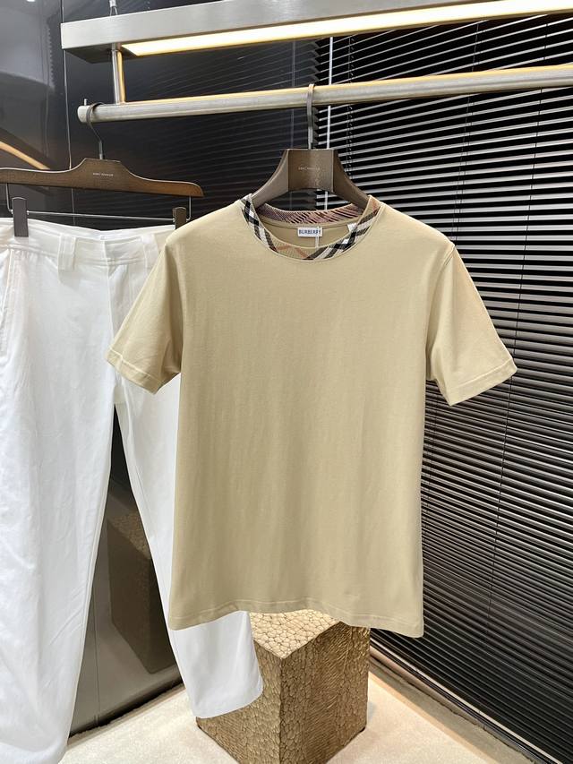 Burberry- 巴宝莉 系列 Vip高级定制 2025春夏季新款格纹装饰棉质短袖，这款T恤衫选用平织棉面料打造，呈现休闲版型。融入Burberry 格纹饰带