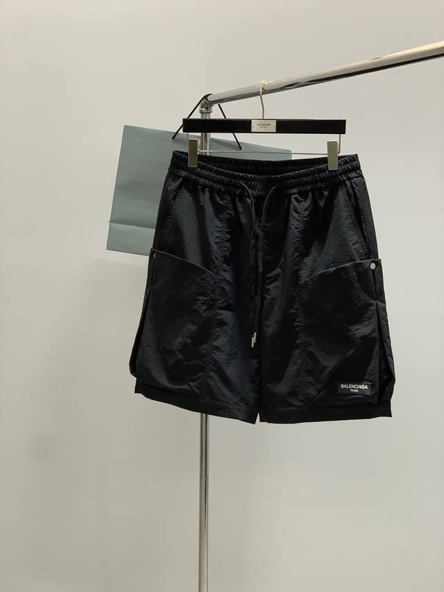 Balenciaga 巴黎世家，2025夏季最新品，专柜同步有售，原单狠货，时尚休闲短裤，进口原版水洗弹力面料，舒适有弹性，顶级印胶工艺字母图案Logo，原版五