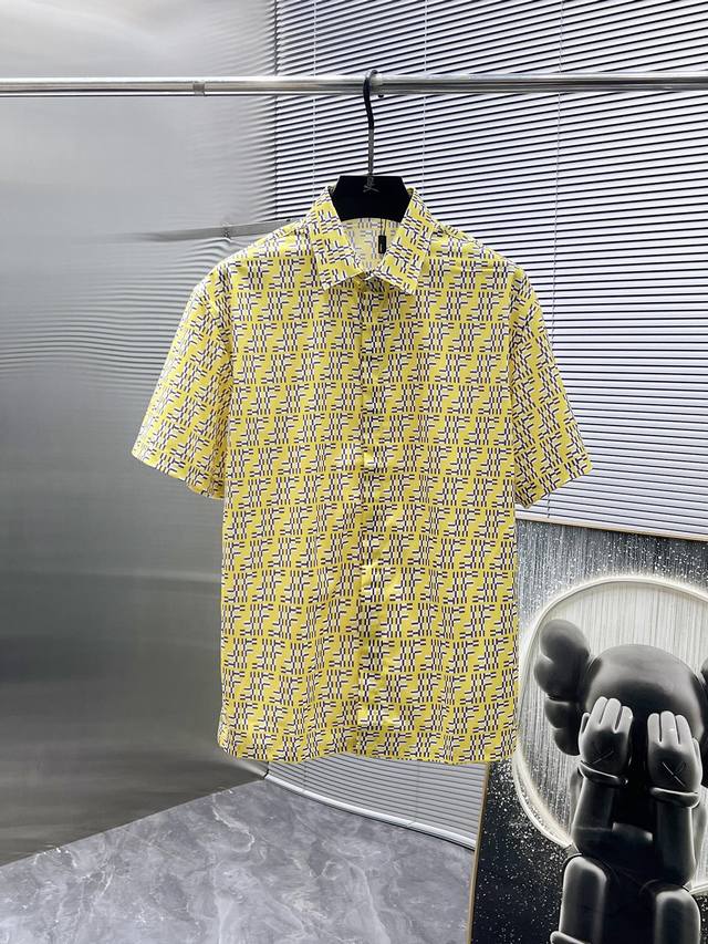 芬迪 Fendi 2025Ss新款男士短袖袖 衬衫 衬衣，高端版本！专柜定制面料 透气舒适度高，细节无可挑剔，品牌元素设计理念，体现高品质。手感细腻柔软！呈现休