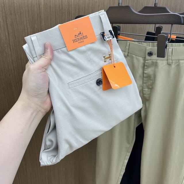 Her 2540Ss春夏新品，官网同步有售，男士高端商务休闲西裤，高端进口面料，带弹力，后面采用硅胶字母压胶，五搭配，即经典又时尚，合体裁缝，上身效果无约束感