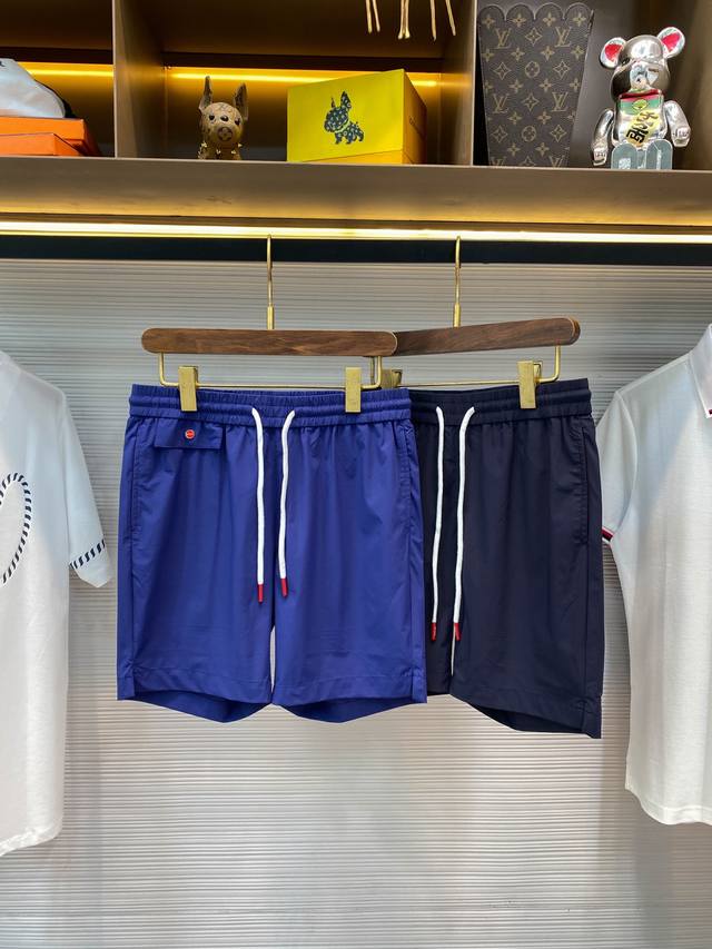 Kiton25Ss春夏新款轻薄科技梭织面料抽绳短裤，男士经典红标纽扣装饰时尚休闲短裤五分裤！贸易公司渠道稀出，领先官网发售！一款集时尚与舒适于一身的精致单品，其