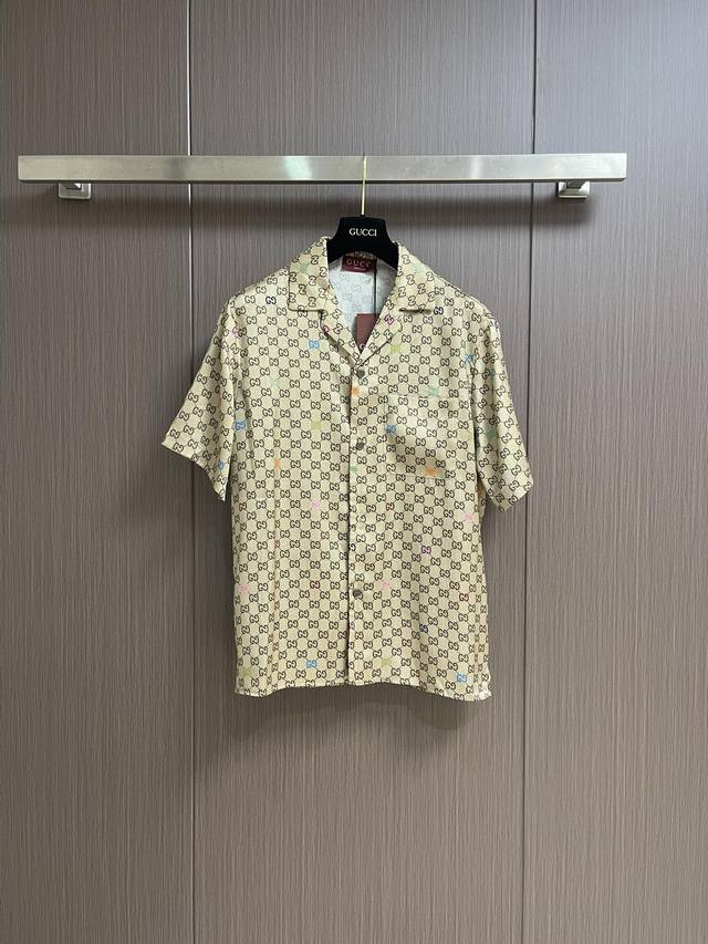 Gucci 2025Ss早秋系列短袖衬衫，匠心融蕴撞色双G品牌标识，为休闲廓形添姿加彩，缔造理想海派穿搭单品。这款衬衫以米色和深棕色科技府绸打造，匠心缀饰通体G