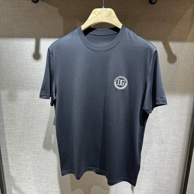 上新，Dg标识刺绣细节全棉短袖T恤。订织全棉面料质感好，面料舒适亲肤。颜色:黑，白色。尺码:S-M-L-Xl-Xxl。