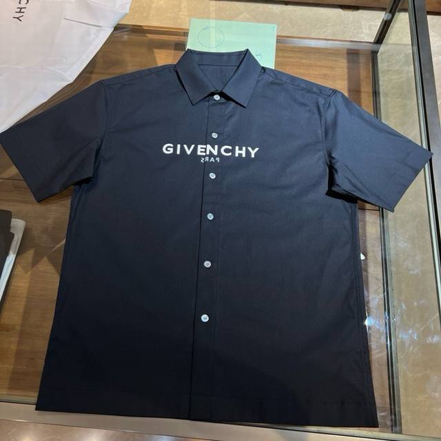 上新，Gv纪凡希前后印花透底细节棉府绸衬衫。 明扣款Logo贝壳扣，面料质感不错舒适透气。 尺码:S38-M39-L40-Xl41-Xxl42。