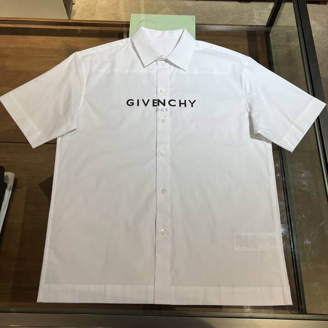 补单回货 上新，Gv纪凡希前后印花透底细节棉府绸衬衫。 明扣款Logo贝壳扣，面料质感不错舒适透气。 尺码:S38-M39-L40-Xl41-Xxl42。