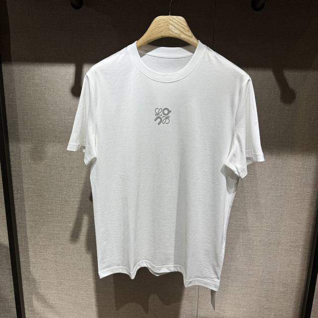 上新，L#Ewe联名标识印花细节棉质T恤衫。订织全棉面料质感好，面料舒适亲肤。颜色:黑，白色。尺码:S-M-L-Xl-Xxl。