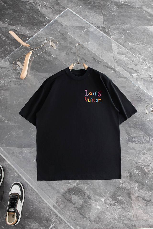 New# Lv 25Ss春夏 手绘工艺圆领短袖#精致工艺，顶级元素融合打造，经典短袖3标齐全，潮男时尚，无论是上身舒适度还是都是无可比拟的存在，可以说是夏日必备