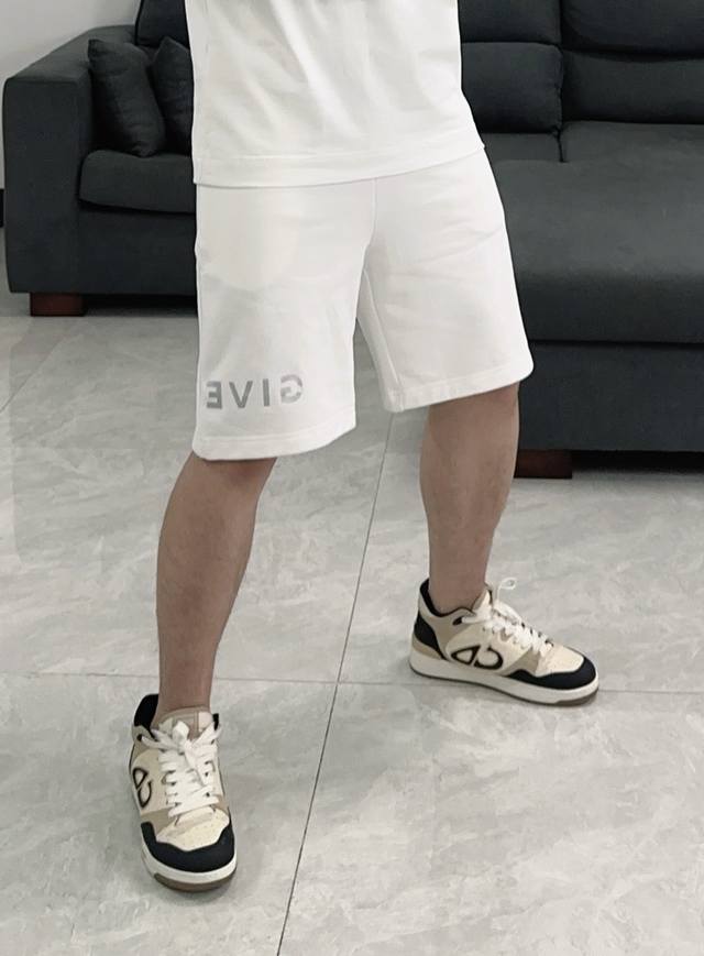 Givenchy纪梵希2025春夏新款男士字母徽标休闲短裤 本款融入街头字母点缀设计，简洁而不简单。 高密度针织面料，柔软贴身，松紧腰头搭配抽绳，舒适包容各种身