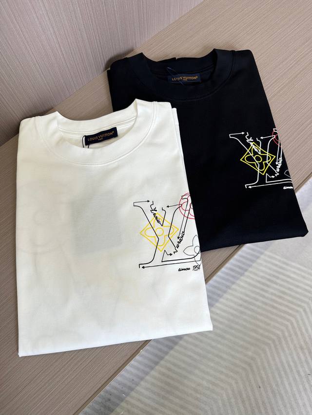 Lv驴家25Ss春夏新款圆领短袖，定制纯棉材质，舒适透气，胸前后背创意彩色字母印花设计 时尚百搭，休闲单品 颜色：黑色，白色 码数：S-2Xl