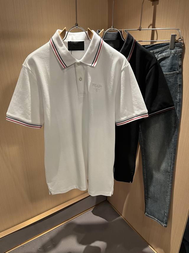 Prad*普*达 2025春夏季新款经典元素短袖Polo衫，经典大方的款式，可以穿十年都还是流行的那种，你一定要收藏几件，难得精致极致的款，你一定要收！好品味的