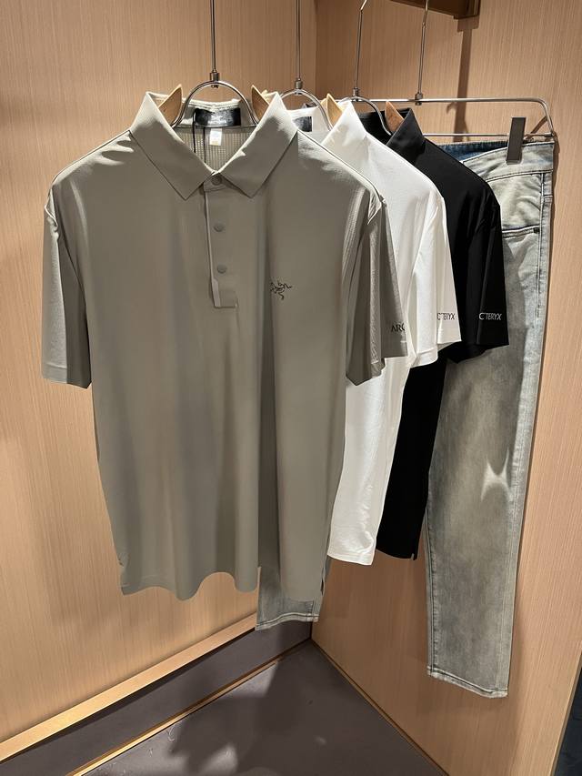 Arcter*X始*祖鸟 2025春夏新款男士短袖Polo，户外品牌可能大家第一想到的就是加拿大鹅、始祖鸟。给人一种标签试的感觉！除了在款式设计上颇有造诣之外，