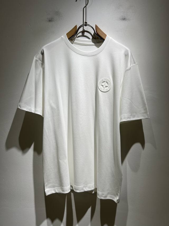 Louisvuitt*路易*登 2025春夏全新系列单品上线，非常时髦前卫的一款男女同款短袖T恤，标识Logo图案压胶修饰！区别于以往的不同，宣示品牌传承多年的
