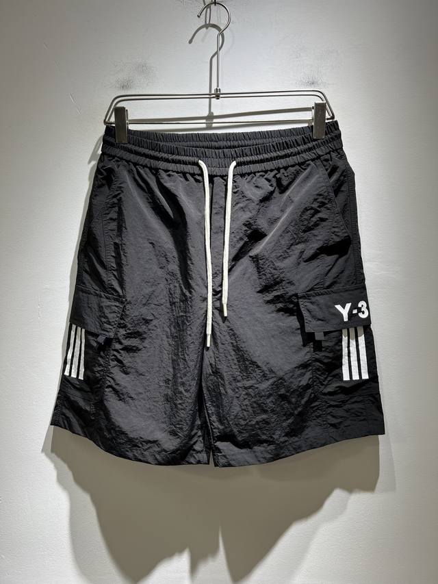 Y-3 2025春夏新款男女同款休闲工装运动短裤，男女同款！裤腿Logo压胶设计！时尚运动休闲短裤！面料采用进口聚酯棉材质！100%专属聚酯纤维面料制作而成，面