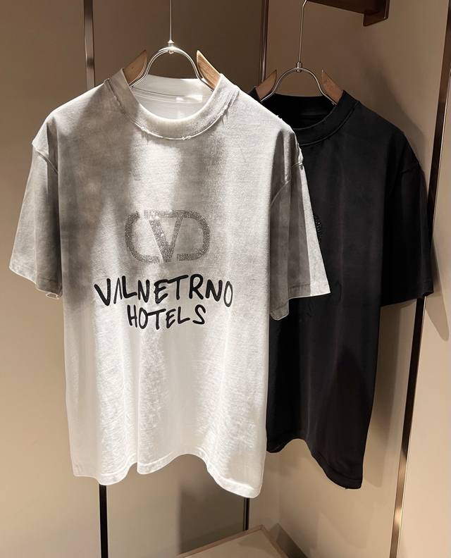 Valenti*O华伦*奴～柜台款、2025春夏新款做旧短袖T恤衫，胸前Logo烫钻印花设计！简单时尚而年轻，百搭风格，上身感很年轻优雅！永远不会过时。各大柜台