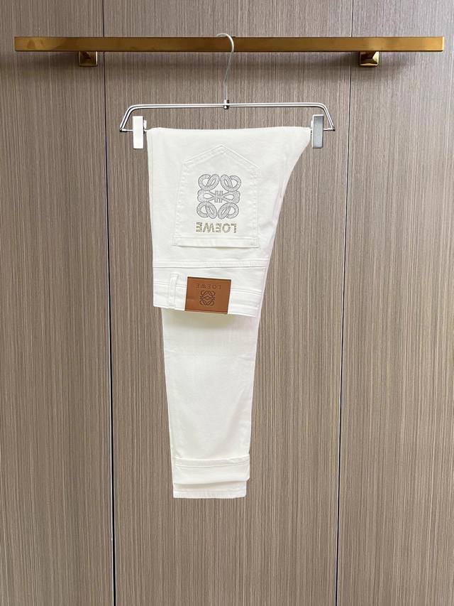 春夏 罗意威 新品时尚原单牛仔裤采用进口高档洗水牛仔面料，奢华品牌字母Logo设计 上身随意舒服！收口搭配无束缚感！海外欧洲专柜同品，上身时尚运动显时尚，很低调