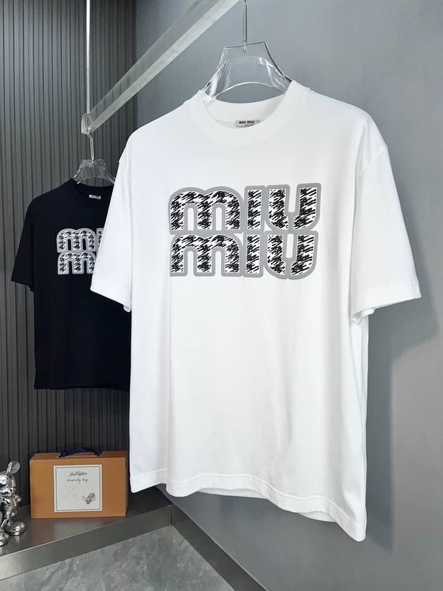 Miumiu 2025春夏新款首发专柜最新款短袖圆领T恤 高端订制 设计前卫时尚！品牌Logo重工艺设计 高端定制丝光云朵棉面料.手感柔软.穿着舒适.专柜级别精