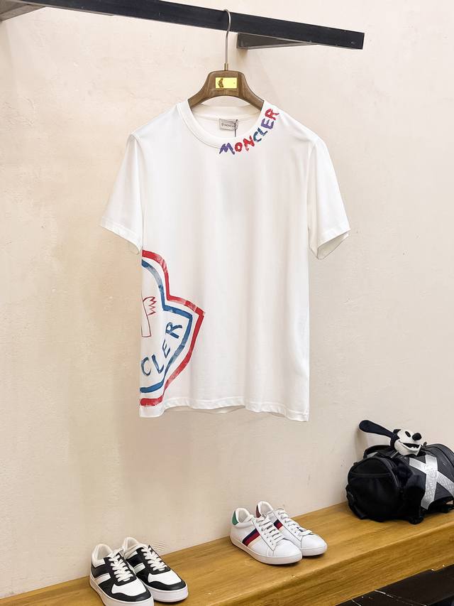 蒙口 夏季新品，人工手绘工艺，高定面料 玉蚕丝般的丝滑 时尚经典圆领短袖时尚单品设计，更加时尚舒适，高标准定制，上身非常有型，客供辅料，客供进口高档面料质感非常