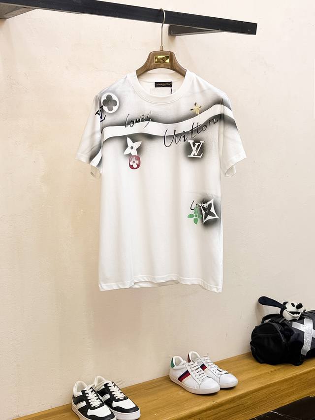 Lv 新品，人工手绘时尚单品设计，更加时尚舒适，高标准定制，上身非常有型，客供辅料，客供进口高档面料质感非常细腻，细节工艺精湛考究，塑造性极高的一款单品，任何时