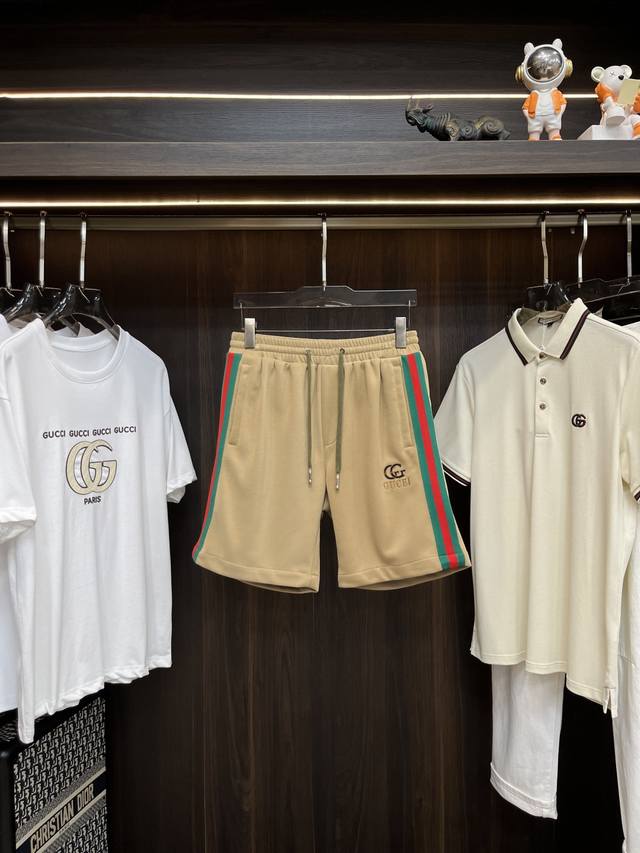 主推 Gucci 早春款2025最新款时尚设计师款古驰运动短裤，处处细节显工艺足够的高级 结构性剪裁的设计改变来展现男士多样的形象变化，修身利落、剪裁合体，满足