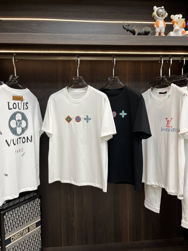 主推 Lv 独家专供秋季新款驴牌时尚休闲圆领短袖，高密度纯棉面料，高级密针刺绣、高端欧版原单T恤，潮流时尚休闲半袖 透气舒适度高，细节无可挑剔，品牌元素设计理念
