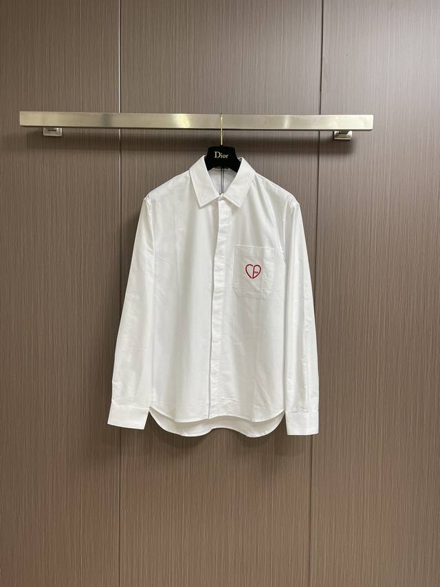 Dior Ss新款秋季系列长袖衬衫，饰以 Heart 标志，突显 品牌首字母，彰显几何图案魅力与浪漫精神。采用白色棉质珠地布精心制作，可与搭配穿着，打造时尚的休