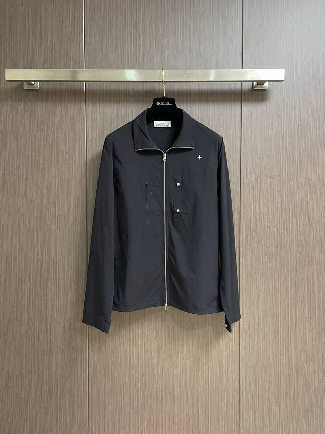 夹克 裤子330 Stone Island 石头岛刺绣徽标夹克外套长裤套装，采用客供面料以机织纺制而成 极具轻盈 耐用耐磨特性 纺纱过程中纤维经蒸汽处理 从而获