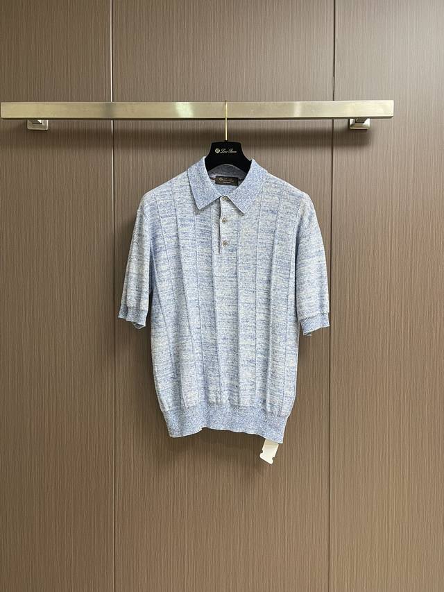 Lp Loro Piana 诺悠翩雅亚麻桑蚕丝短袖针织Polo，这款面料既有天然材质的健康亲肤特性，又有合成纤维的实用性能。翻领设计设计既经典又百搭，不会过于夸