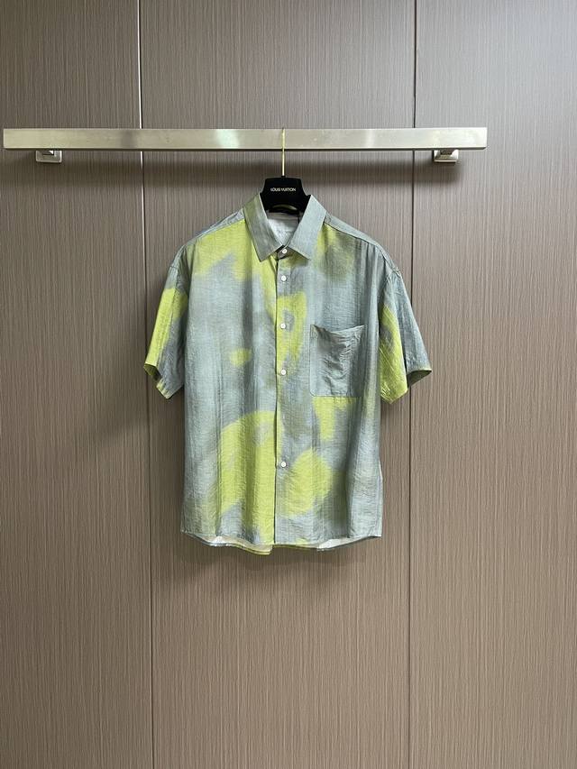 Lv 2025Ss夏季新款短袖衬衫，定制的天丝麻料，面料柔软轻盈，上身超级舒服，辅料五金全是定制原版配件，高端大气今年夏天必备的一款。尺码：M-Xxl