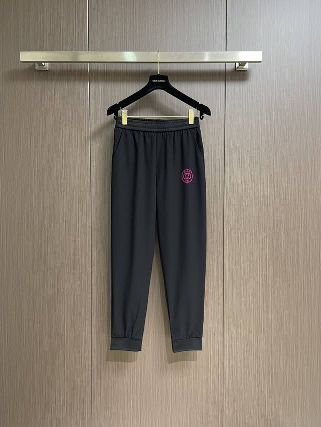 Gucci 2025Ss早春字母标识印花毛圈棉卫裤，25早春运动速脚，舒适透气的毛圈棉。上身利用率超高的情侣款单品，休闲时髦兼具运动风格，厚落适中。春秋冬三季可