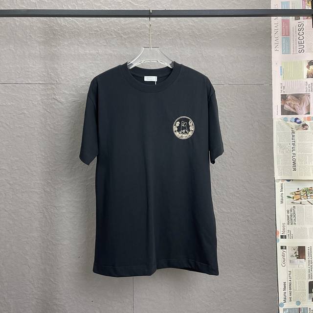 A104 Dior 迪奥 新品热卖款联名Hyltonnel合作胸前镂空字母猫咪刺绣Logo图案作为奢侈界的龙头，D家可谓是当之无愧了，而今天要说的这件作品，首先