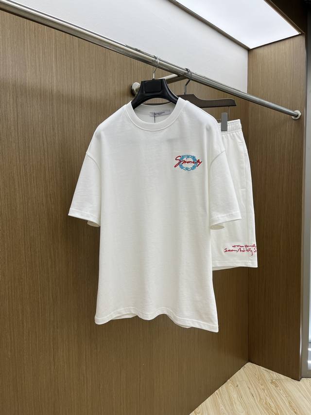 新款 套 Gvc 2550春夏最新款休闲短裤短袖套装，男女款 贸易公司渠道稀出，同步官网发售！基本每一季都会有它的背影所在，期待着所有潮男潮女们的演绎！此款选用
