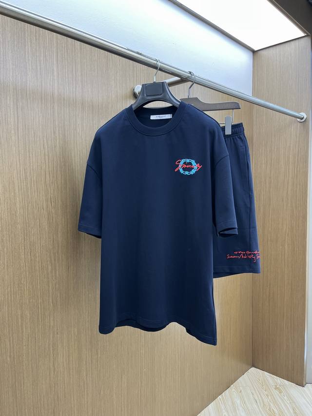 新款 套 Gvc 2550春夏最新款休闲短裤短袖套装，男女款 贸易公司渠道稀出，同步官网发售！基本每一季都会有它的背影所在，期待着所有潮男潮女们的演绎！此款选用