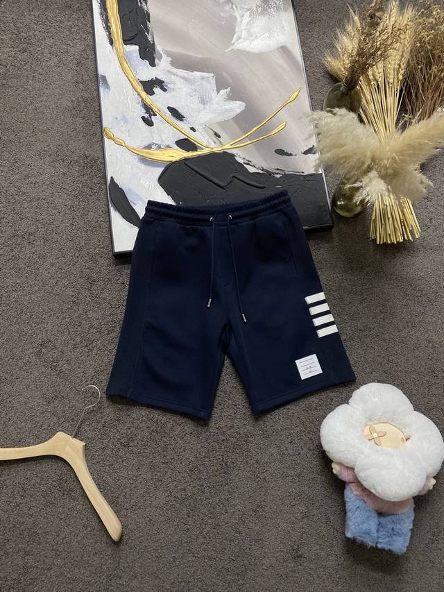 街 春夏 Ss 四条纹T*B 经典演绎四条纹细节短裤 定制原版级棉混纺面料，洗水定型，设计灵感源自东海岸的预科生标志，左侧精密定织Thom经典四道杠织带装饰细节